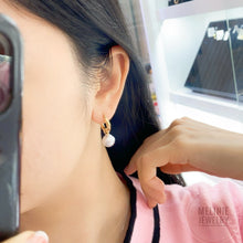 Load image into Gallery viewer, Two-Way Baroque South Sea Australia White Pearl with 18K Gold Earhoop AS0471
