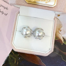 Load image into Gallery viewer, Sunflower Diamond South Sea Pearl 18K Gold Earrings AS0443