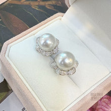 Load image into Gallery viewer, Sunflower Diamond South Sea Pearl 18K Gold Earrings AS0443