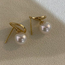 Load image into Gallery viewer, Mother of Pearl Akoya Earrings
