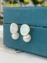 Load image into Gallery viewer, Mother of Pearl Akoya Earrings